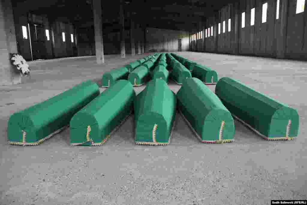 Сребреница геноцидинин жаңы аныкталган 50 курмандыктарынын сөөгү салынган табыттар 10-июлда Потокаридеги залдын ичинде жерге коюлар алдында тизилип турат. (Садик Салимович) 1995-жылдын июль айында Босния сербдери Сребреница шаарында 8 миңдей мусулман эркек менен балдарды кырып салган. Ушул убакка чейин 6671 адамдын тек-жайы аныкталган жана кайрадан көмүлгөн. 1992-1995-жылдардагы согуштун соңку күндөрүндөгү босниялык мусулман эркектердин жапырт өлтүрүлүшү Экинчи дүйнөлүк согуштан кийинки Европадагы &ldquo;эң ырайымсыз кыргын&rdquo; деп таанылган.