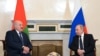 Presidenti bjellorus Alexander Lukashenka, u takua me presidentin rus Vladimir Putin në Shën Petersburg më 25 qershor, 2022.