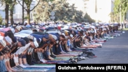 د قرغیزستان په پلازمېنه بېشکېک کې خلک د اختر لمونځ کوي - د جولای نهمې انځور. 