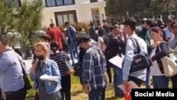 Очередь у туркменского консульства в Стамбуле, июнь, 2022 г.  