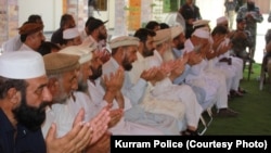 د جون پر ۲۸مه د کورمې جرګې ګډونوال په پای کې دعا کوي.