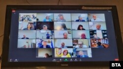 Само Атанаска Дишева и Олга Керелска подкрепиха искането на Надежда Йорданова и Янаки Стоилов за отстраняване на Гешев