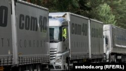 Грузавікі ля мяжы. Архіўнае фота