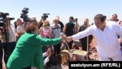 Ծառուկյանի, Էկոնոմիկայի նախարար Վահան Քերոբյանի ու ՄԱԿ-ի զբոսաշրջության կազմակերպության գլխավոր քարտուղարի ստորագրությամբ շինարարության մեկնարկի փաստաթղթի կրկնօրինակը Ծառուկյանի մայրը՝ Ռոզա Ծառուկյանը շինարարական փոսի մեջ է դնում, 9-ը հուլիսի, 2022թ․