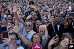 Люди реагують на появу новообраного Папи Лева XIV на балконі базиліки Святого Петра у Ватикані, четвер, 8 травня 2025 року