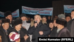 Келдибеков со сторонниками на митинге в Оше 13 декабря 2011г.