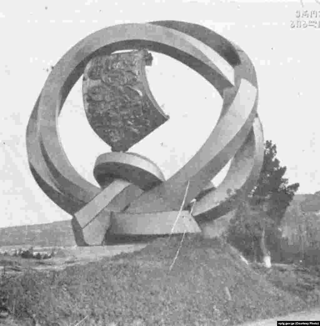 "მეგობრობა" - არტ ობიექტი დამონტაჟებული იყო თბილისის შემოსასვლელში, მაგრამ 1991 წელს ის საქართველოს პირველი პრეზიდენტის, ზვიად გამსახურდიას ბრძანებით ააფეთქეს.