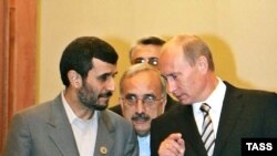 دیدار ولادیمیر پوتین و محمود احمدی نژاد در حاشیه نشست شانگهای در قرقیزستان