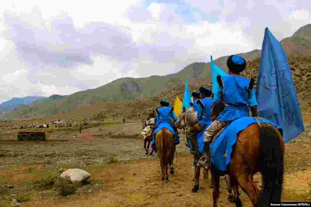 Кок бору - древняя игра кочевников. Она была распространена среди башкир, казахов, алтайцев и других народов Азии. Всадникам нужно суметь поднять с земли тяжелую тушу, удержать ее и самому не выпасть из седла, а затем постараться забросить в "казан" соперника, который представляет из себя земляной вал в виде кольца