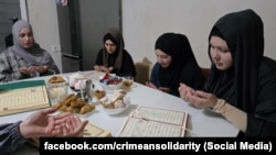 Молитва (дуа) в селі Зарічному Джанкойського району на підтримку співвітчизниць Есми Німетулаєвої, Ельвізи Алієвої, Насіби Саїдової та Февзіє Османової, заарештованих за звинуваченням у тероризмі, жовтень 2025 року