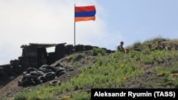 Հայաստանի դրոշը Ադրբեջանի հետ սահմանին ՀՀ ԶՈՒ մարտական դիրքում, արխիվ