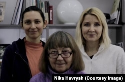 Echipa Departamentului arheologic al Academiei Naționale de Științe din Ucraina, care scanează materialele documentare. De la stânga la dreapta, Tamara Kutsaieva, Halyna Stanytsina și Oleksandra Buzko. (Fotografie oferită de Nika Havrysh).