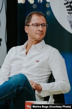 Prof. univ. Bogdan Crețu este unul dintre criticii literari din noua generație. Spune că opera lui Radu Gyr are valoare literară scăzută, niciodată recunoscută în critica românească, în ciuda premiilor de care a beneficiat în perioada interbelică, premii politice.