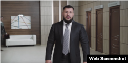 Олександр Клименко у створеному на його замовлення відеоролику про те, як він намагається повернутися до української політики