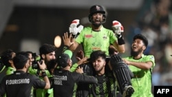 لاهور قلندرز د ۲۰۲۵ز کال پي اېس اېل لوبو له ګټلو وروسته جشن لمانځي - انځور مې ۲۰۲۵ز