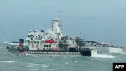 Ілюстрацыйнае фота. Карабель берагавой аховы Тайваню (на пярэднім пляне) і карабель берагавой аховы Кітаю (ззаду). 1 красавіка 2025 году