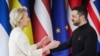Shefja e Bashkimit Evropian, Ursula von der Leyen me presidentin e Ukrainës, Volodymyr Zelensky.