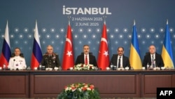 Ministrul turc de Externe Hakan Fidan (centru) găzduiește o reuniune a negociatorilor ruși și ucraineni. 2 iunie 2025. 
