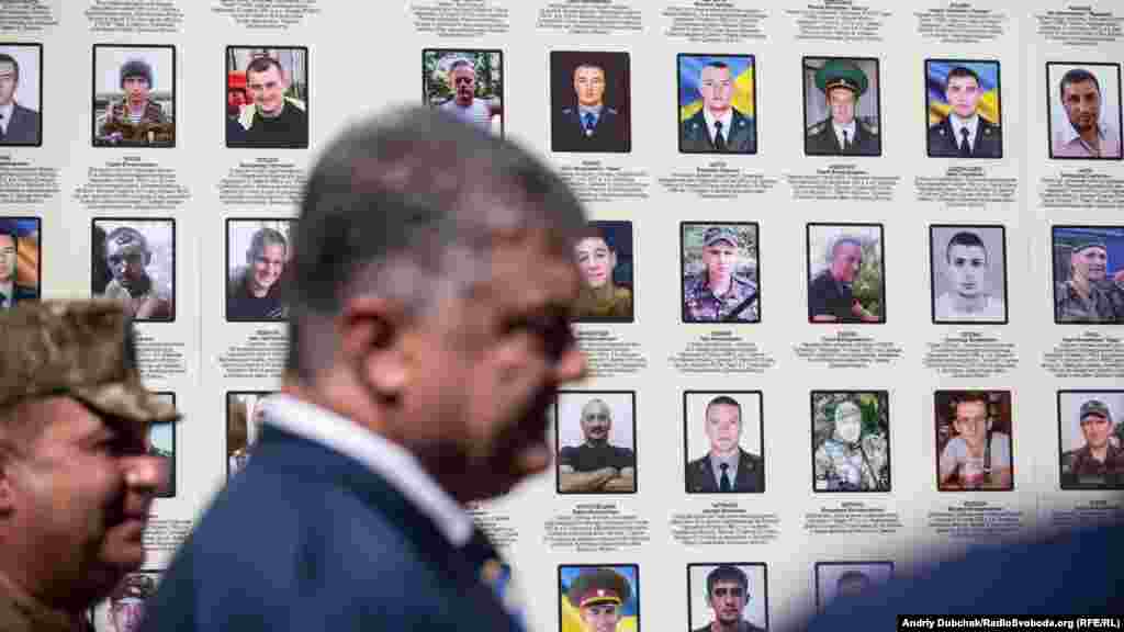 Міністр оборони Степан Полторак (ліворуч) і президент Петро Порошенко проходять повз стіну пам'яті полеглих за Україну біля Михайлівського собору в Києві, 23 серпня 2018 року ПЕРЕГЛЯНЬТЕ ФОТОГАЛЕРЕЮ