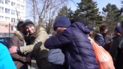 В окупованому Криму десятки людей зустрічали звільнених активістів (відео)