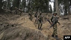 هندي سرتېري په پهلګام کې تر برید وروسته په ځنګله کې د مشکوکو وسلوالو لټون کوي - د اپرېل ۲۳مې انځور.