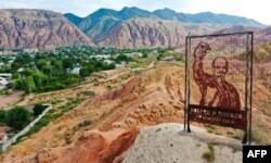 Съветски паметник, изобразяващ основателя на СССР Владимир Ленин в град Каджи Сай близо до езерото Исик-Кул, на около 290 км от Бишкек, 2 август 2024 г.