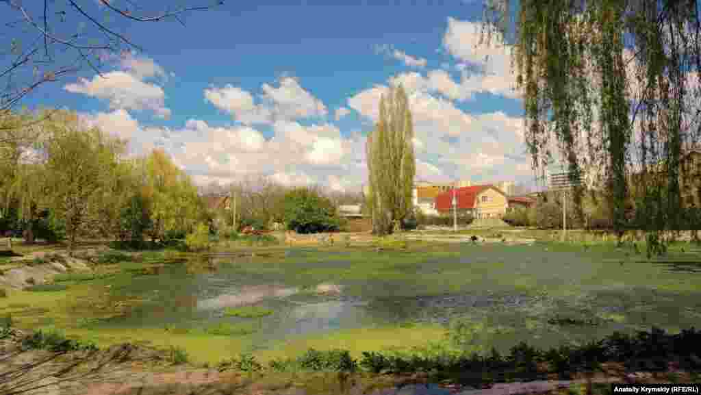 Даниловський ставок біля джерела Бор-Чокрак на вулиці Данилова. Це джерело&nbsp;&ndash; початок самої річки Слов'янка. Два роки тому підконтрольна Росії прокуратура Центрального району Сімферополя винесла подання місцевій владі про впорядкування ставка. У 2019 році влада міста обіцяла його впорядкувати, щоб ним можна було &laquo;пишатися так само, як і набережною річки Салгир&raquo;. Зараз чиновники кажуть, що на очистку ставка знадобиться близько 38 мільйонів рублів