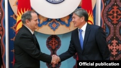 БУУнун кыйноолор боюнча атайын баяндамачысы Хуан Мендес Кыргызстандын президенти Алмазбек Атамбаев менен жолугушууда. Бишкек, 12-декабрь. 