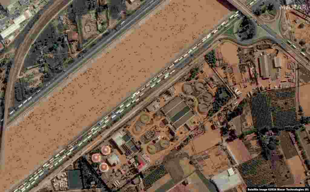 Imagine din satelit a unei stații de tratare a apei și a autostrăzii V-30, Valencia, înainte de inundații. 18 octombrie 2024. În dreapta, aceeași stație de tratare a apei și blocajele de trafic de pe autostrada V-30, în timpul inundațiilor.