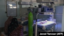 د افغانستان د کندهار ښار په يوه روغتون کې ځوارځواکي ماشومان د درملنې په حال کې. انځور له ارشيفه