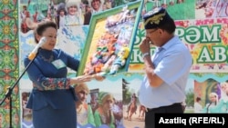 Кадрия Идрисова Фәнир Галимовка бүләк тапшыра