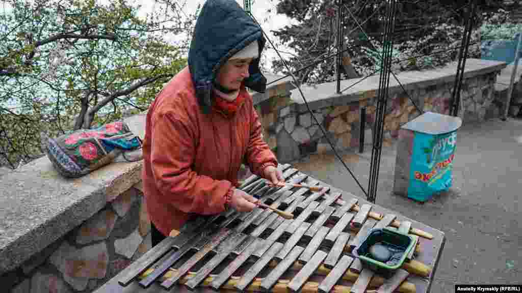 Yevgeniya Avgustovna tışta ksilofonda çalıp qazana. "Evelleri eki-üç saatta eki-üç yüz grivna qazanmaq mümkün edi. Şimdikiler ise qızğana, bütün aqçaları kartalarında, dep ayta", - zarlana pensiyalı