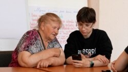 „Deja știu cum să sun și să mă uit pe TikTok”. Vârstnicii învață de la tineri cum să folosească smartphone-ul
