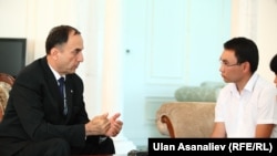 Тажикстандын вице-премьер-министри Азим Иброгим "Азаттыктын" кабарчысы Бакыт Асановдун суроолоруна жооп берип жатат. Бишкек, 29-август, 2014.