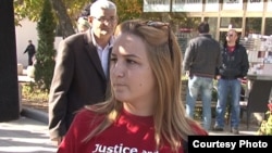 Protestuesit mbanin bluza të kuqe me mbishkrimin “Drejtësi dhe Dinjitet para Negociatave”.