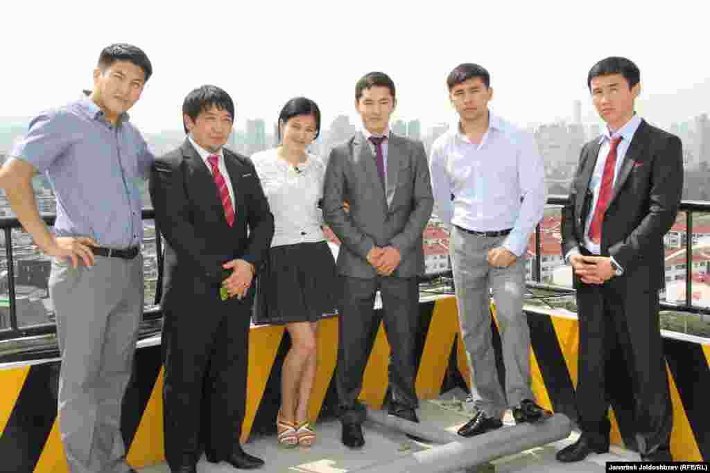 Кайрат Абдираимов, Мирлан Мазеков, Элиза Кененбаева (журналистка телепроекта "Азаттык+") Каныбек Касымалиев, Искен Абдымомунов и Жолой Тиллаев представители кыргызской общины в Сеуле