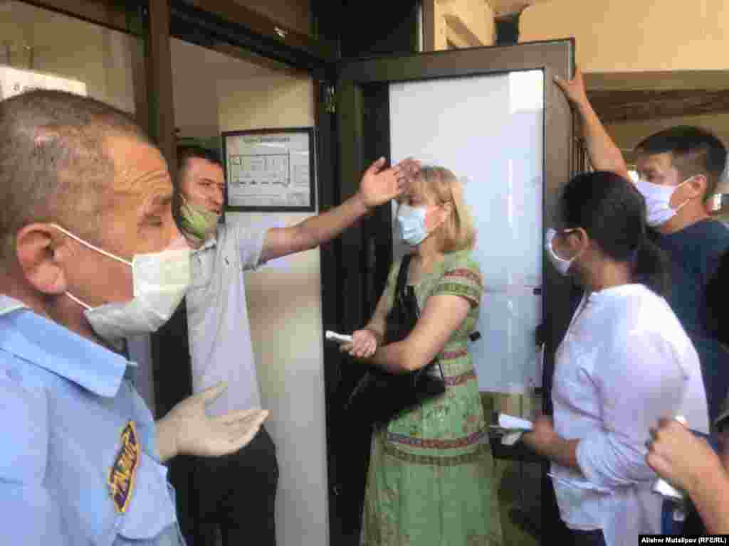 Гепарин дарысын алуу үчүн "Неман" дарыканасынын астында кезек күткөндөр. Бишкек шаары. &nbsp;