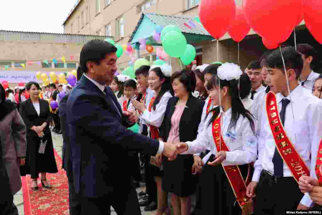 Нарын шаарындагы мектептердин бриндеги "Акыркы коңгуроого" премьер министр Музаммедкалый Абылгазиев катышты.