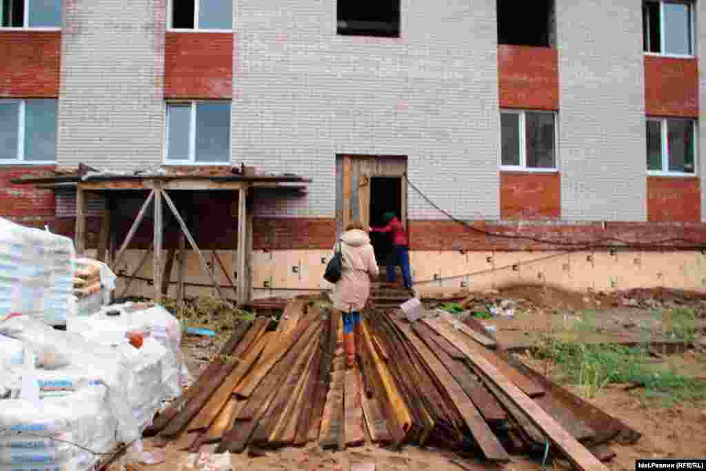 Для покупки жилья в "Родниковом крае" семьи расходовали маткапитал и влезали в ипотеку. На многих дольщиков к сегодняшнему дню обрушилось неподъемное финансовое бремя. Помимо возврата займа и процентов банку за жилье, которого нет, им приходится ежемесячно раскошеливаться на съемные квартиры.