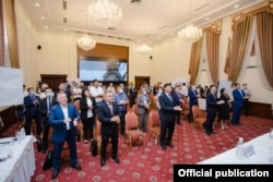 Съезд партии «Биримдик», в первых рядах которой состоят Улукбек Кочкоров и Акылбек Жамангулов. 19 августа 2020 г.