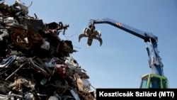 Feldolgozásra váró hulladék a Mü-Gu Kft. budapesti telepén 2016. június 8-án. A hulladékanyag-kereskedő és feldolgozó cégnél a hulladék több mint 85 százalékát újrahasznosítják. (Képünk illusztráció).