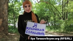 Nariman Memedeminovnıñ apayı Lemara aqayı SİZOdan advokatqa bergen resimni tuta