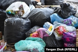 Мешки с мусором на свалке в Севастополе, архивное фото