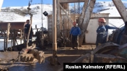 Сотрудники «Кыргызнефтегаза» в Кочкор-Ате. 20 февраля 2020 года.