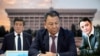 Президент Сооронбай Жээнбеков, Коопсуздук кеңешинин катчысынын орун басары, «Бүтүн Кыргызстан» партиясынын талапкери Өмүрбек Суваналиев жана Мамлекеттик бажы кызматынын төрагасынын мурдагы орун басары Райымбек Матраимов. «Азаттыктын» коллажы.
