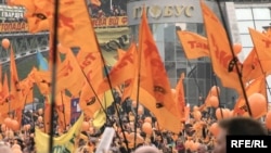 Reference to the Orange Revolution is just one of the casualties in a newly revised Ukrainian history book aimed at fifth-graders. 