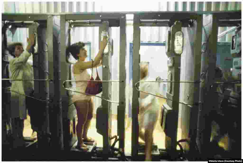 Женщины, которые работали на еще функционировавших в 1990 году блоках электростанции, измеряют уровень полученного радиоактивного излучения. Фотографии Ивлевой изнутри четвертого энергоблока Чернобыльской АЭС принесли ей в 1992 году премию World Press Photo Аward в категории "Наука и техника".