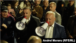 Игорь Додон выступает с заявлениями во время протеста возле Центризбиркома спустя три часа после закрытия избирательных участков. Молдова, 28 сентября 2025 года