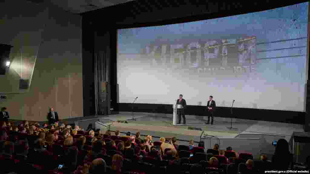 Президент України Петро Порошенко і Ахтмем Сеітаблаєв під час допрем'єрного показу фільму &laquo;Кіборги&raquo;, Київ, 6 грудня 2017 року