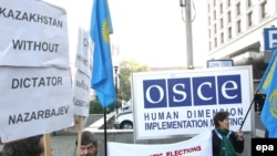 Активисты казахской диаспоры проводят акцию протеста перед отелем «Софител Виктория»  в столице Польши, где проходит конференция ОБСЕ. Варшава, 24 сентября 2007 года. 